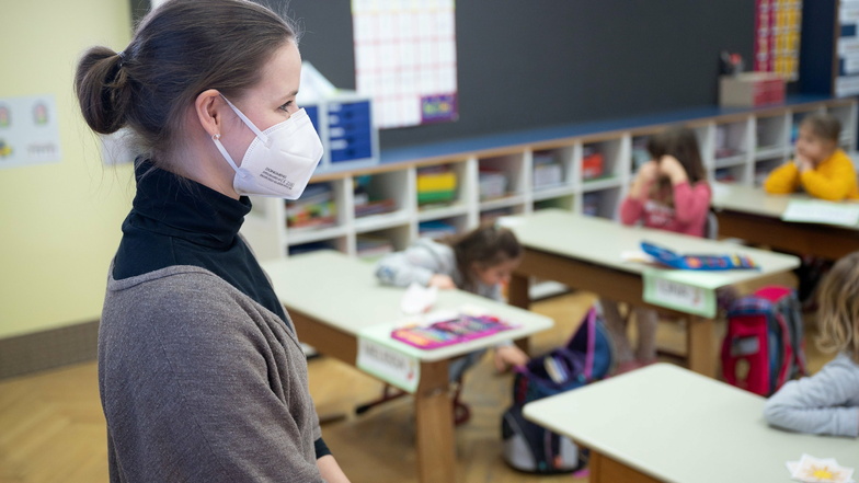 Seit zwei Wochen sind die Dresdner Schulen und Kitas wieder geöffnet, seitdem werden immer wieder Infektionsfälle bekannt. Quarantäne-Anordnungen halten Eltern aber nicht für ausreichend.
