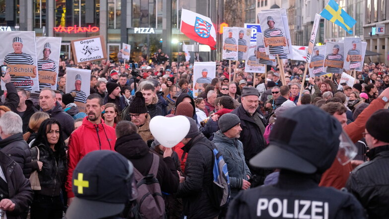 Demo-Teilnehmer stehen auf dem Augustusplatz der Polizei gegenüber.