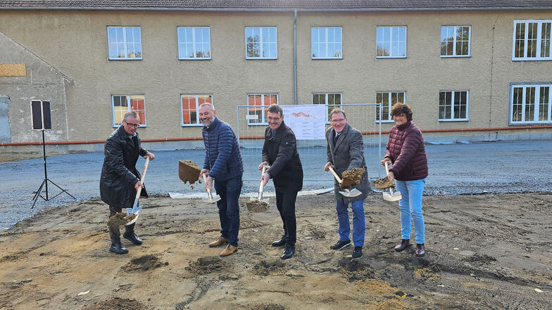 Erster Spatenstich für den Bau der Oberschule: (v.l.) Architekt Stephan Hänel, Landtagsabgeordneter Marko Schiemann (CDU), Erster Beigeordneter Jörg Szewczyk, Malschwitzer Bürgermeister Matthias Seidel und Schulleiterin Martina Barsch