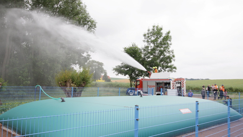 2.500 Liter Wasser pro Minute schießen aus dem Strahlrohr der Ostrauer Feuerwehr. Die testet die Demonstrationsanlage der Veolia zur flexiblen Löschwasserversorgung in Schmorren bei Ostrau.