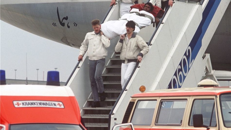 Sechs verletzte Kurden aus der nordirakischen Stadt Halabdscha treffen am 29. März 1988 auf dem Rhein-Main-Flughafen ein. Mit Krankenwagen werden sie zur medizinischen Behandlung in ein Krankenhaus gebracht.