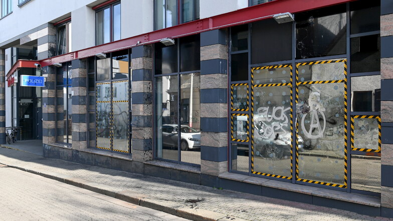 : Die Scheiben der Polizeistation im Leipziger Stadtteil Connewitz sind nach einem Angriff beschädigt.