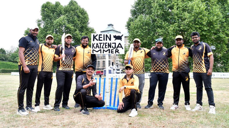 Das Team des Vereins R.C. Dresden - die Spieler zeigen den Besucherinnen und Besuchern auch, wie Cricket gespielt wird.