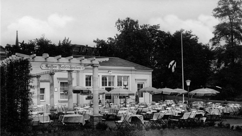 1935 öffnete das Café im Rosengarten. Dieses Bild ist einige Jahre später entstanden. Früher wurden in dem Denkmal Tickets für Dampfschifffahrten verkauft.