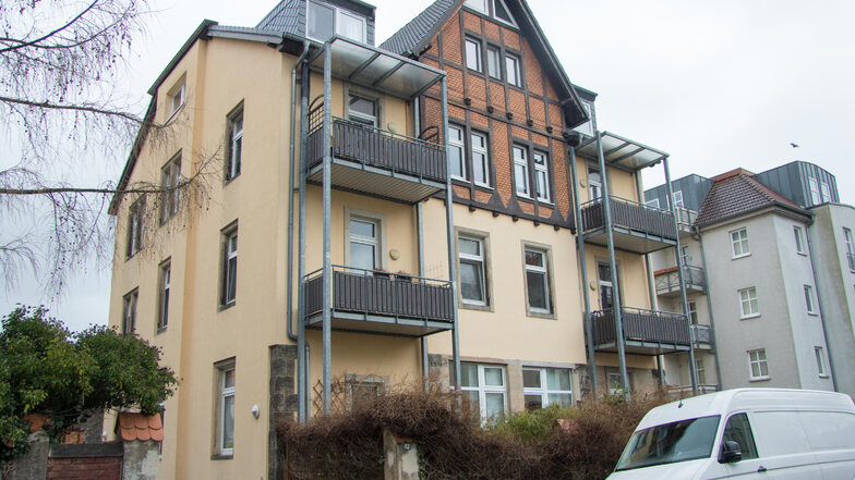 Bereits am Sonnabend fanden erste Sicherungsarbeiten in dem Haus an der Burgenlandstraße statt.