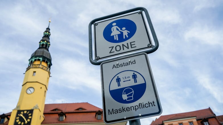 Maskenpflicht auch in Fußgängerzonen und noch viele weitere Regeln, mit denen die Ausbreitung des Coronavirus eingedämmt werden soll, stehen in der Allgemeinverfügung des Landkreises Bautzen. Die AfD-Fraktion im Kreistag erhebt dagegen Widerspruch.
