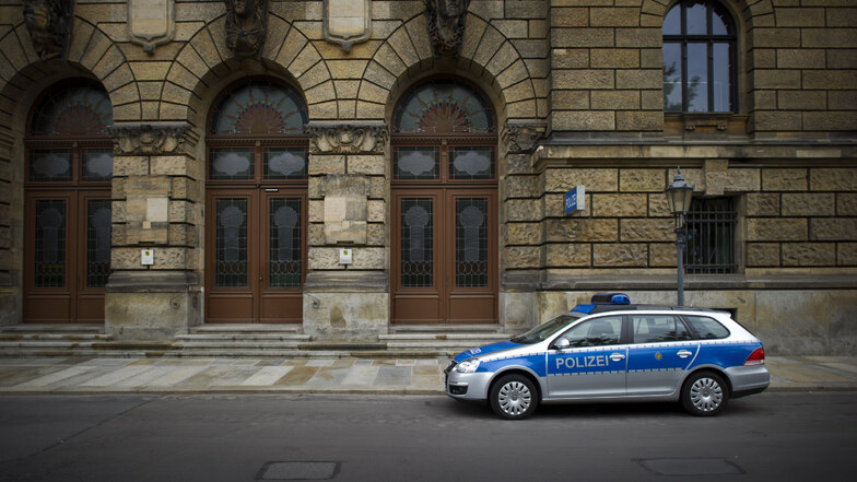 Ein Polizist in Dresden war wegen Volksverhetzung zu einer Geldstrafe verurteilt worden. Suspendiert vom Dienst ist er aber nicht.