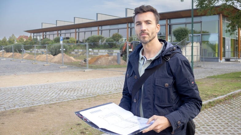 Christoph Krzikalla, Bauamtsleiter in Weinböhla, beschäftigt momentan die Sanierung der Nassauhalle. Wie die Arbeit vorangeht, erklärt er gemeinsam mit einem Mitarbeiter am Ort.