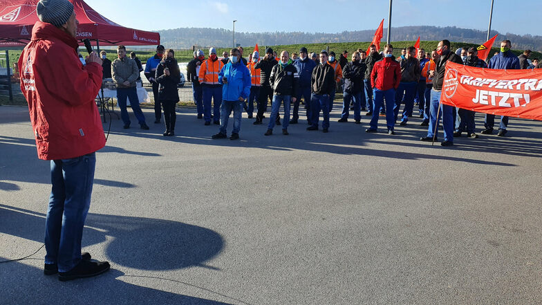 Der Betriebsratsvorsitzende von Linde + Wiemann in Elstra, Lars Pietsch, informiert die Mitarbeiter des Automobilzulieferers über den Abbruch der Tarifverhandlungen.