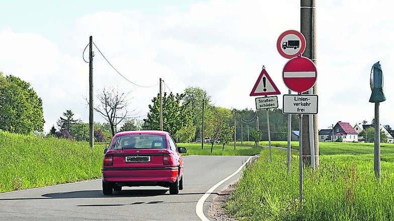 Die Geringswalder Straße in Hoyersdorf ist in Richtung Aschershain gesperrt. Offenbar halten sich aber nicht alle Autofahrer daran.