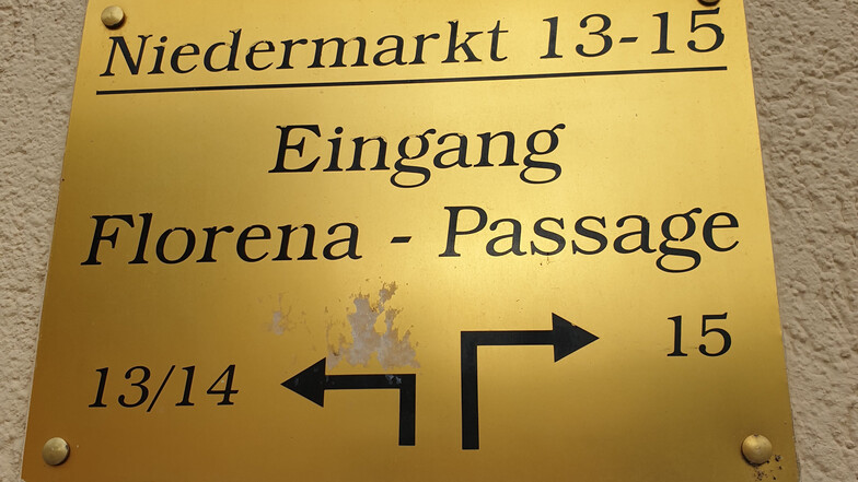 Ein Messingschild erinnert in Waldheim  an den ehemaligen Florena-Produktionsstandort am Niedermarkt.