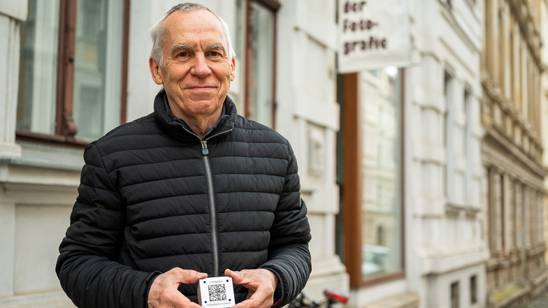 Peter Nedwidek lädt anlässlich des Görlitzer Stadtjubiläums zu einem Fotorundgang ein. Dabei informiert er über die Görlitzer Fotoindustrie. Hier steht er vor dem Fotomuseum auf der Löbauer Straße.