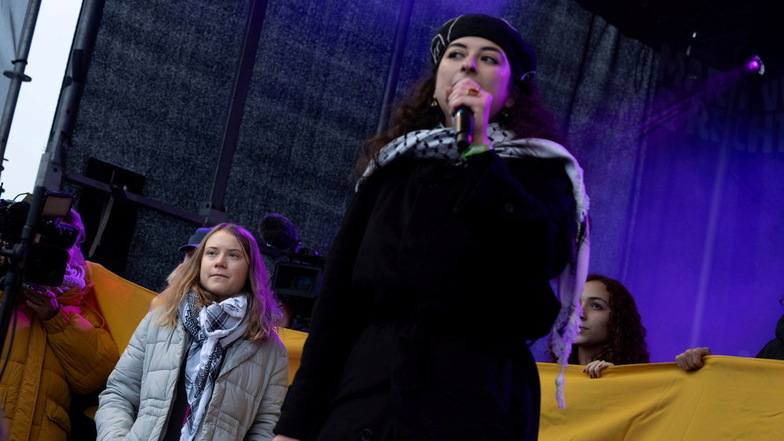 Greta Thunberg (l) steht neben der Palästina-Aktivistin Sara Rachdan auf der Bühne.