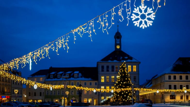 So schön strahlte im vergangenen Jahr in der Adventszeit der Bischofswerdaer Altmarkt mit dem Weihnachtsbaum. Jetzt wird ein Exemplar für 2024 gesucht.