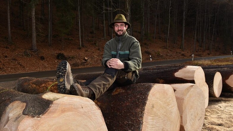 David Herold, Leiter des Forstreviers Bärenfels, glänzte mit seinen Schätzen aus dem Wald bei der Holzbörse in der Dresdner Heide.
