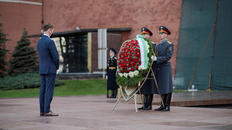 Am Grab des unbekannten Soldaten im Alexandergarten am Kreml legte Michael Kretschmer im April 2021 einen Kranz nieder.