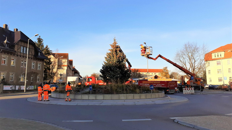 Gegen 8.30 Uhr war das Aufstellen des Weihnachtsbaumes auf dem Bautzener Schliebenkreisel fast beendet. Erledigt waren die Arbeiten damit aber noch nicht.