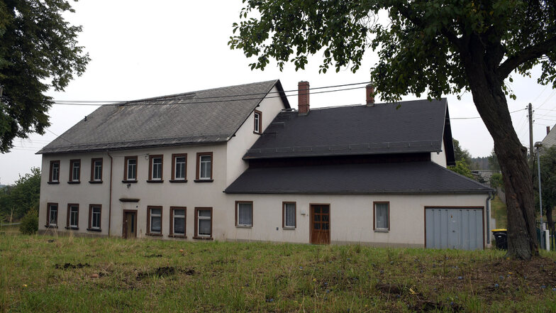 Das zweigeschossige Hauptgebäude (links im Bild) wird abgerissen, die Bauernstube saniert und umgebaut. Sie soll als Treffpunkt für die Einwohner von Erlebach erhalten bleiben.