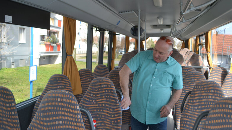 Vor jeder Fahrt ein Muss: Friedemann Böhme desinfiziert die Haltegriffe an den Sitzen seines Busses.
