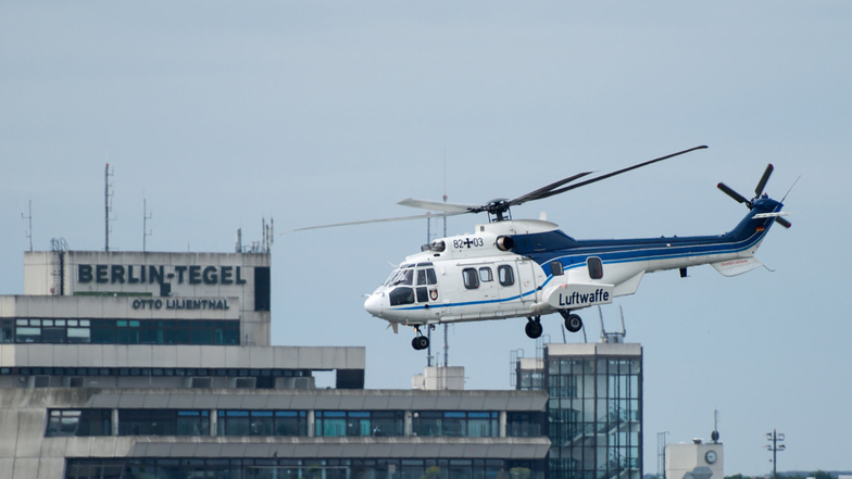 Ein Bundeswehr-Hubschrauber der Luftwaffe startet auf dem militärischen Teil es Flughafen Tegel. Auch nach der geplanten Schließung des Berliner Flughafens Tegel im Herbst sollen dort noch bis 2029 Regierungshubschrauber starten und landen.