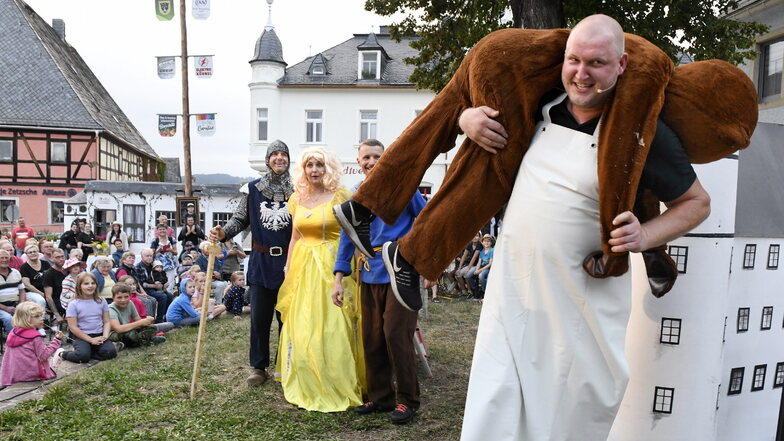 Ein erlegter Bär führte über etliche Umwege zur Namensgebung für das kleine Städtchens Bärenstein. Zu Marktnacht ließ sich erfahren, wie das zustande kam.