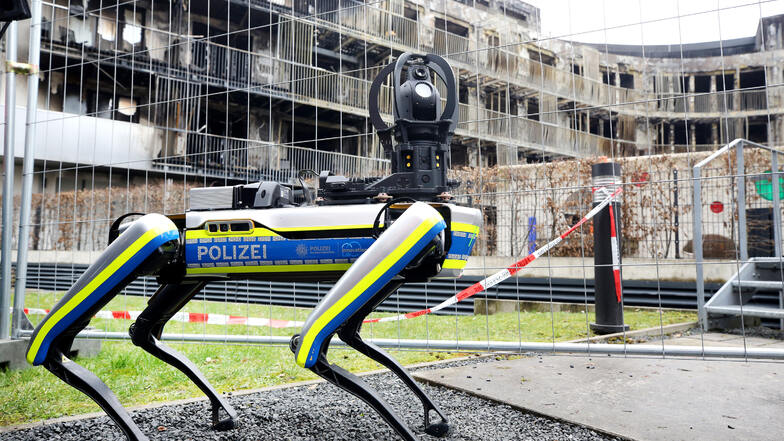 Ein Polizei-Roboter ist am ausgebrannten Wohnkomplex in Essen im Einsatz. Mit dem 35 Kilogramm schweren Laufroboter soll das einsturzgefährdete Gebäude nach dem Ende der Löscharbeiten erkundet werden.
