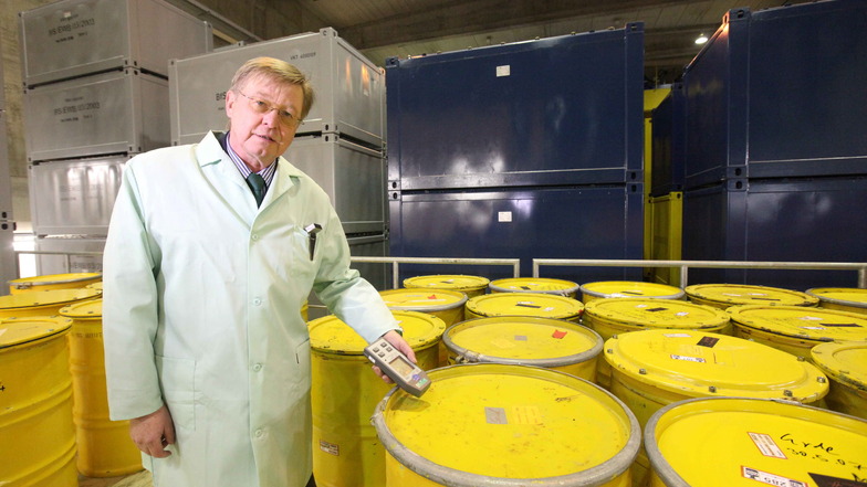 Der damalige VKTA-Direktor Udo Helwig steht Anfang 2010 im Rossendorfer Zwischenlager für radioaktive Abfälle. Damals war noch nicht klar, wo der Müll aus dem Reaktorabriss seine "letzte Ruhestätte" finden sollte.