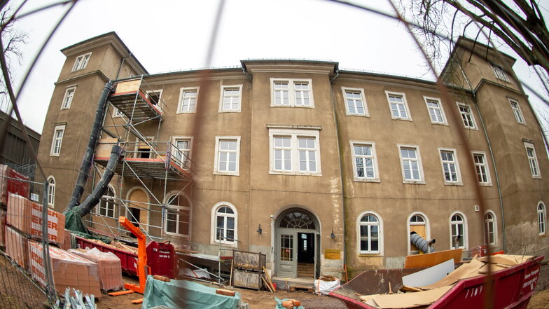 Zur größten Baustelle der Stadt Radebeul gehört der Altbau des Luisenstifts. Das Schulgebäude wird seit rund einem Jahr saniert.