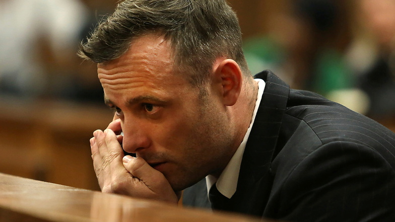 Oscar Pistorius spricht während einer Anhörung zu seiner Verurteilung wegen Mordes an seiner Freundin Reeva Steenkamp in Pretoria in ein Mobiltelefon.