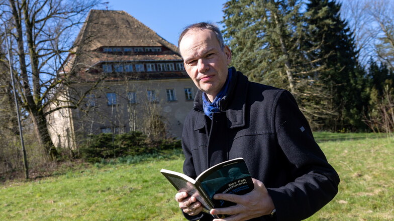 Historiker Prof. Mike Schmeitzner vom Hannah-Arendt-Institut der TU Dresden steht mit seinem Buch zu Martin Mutschmann in Grillenburg.