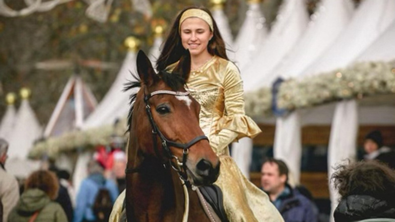 Fiona Marks eröffnete im Jahr 2019 das erste Mal als "Goldene Reiterin" den Augustusmarkt.