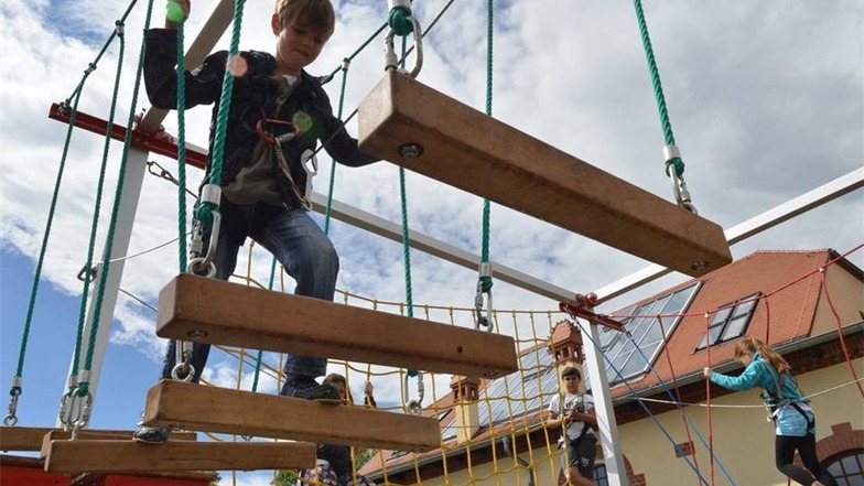 Der Kletterparcours beim Kinder- und Familienfest der Döbelner Stadtwerke ist rege genutzt worden.