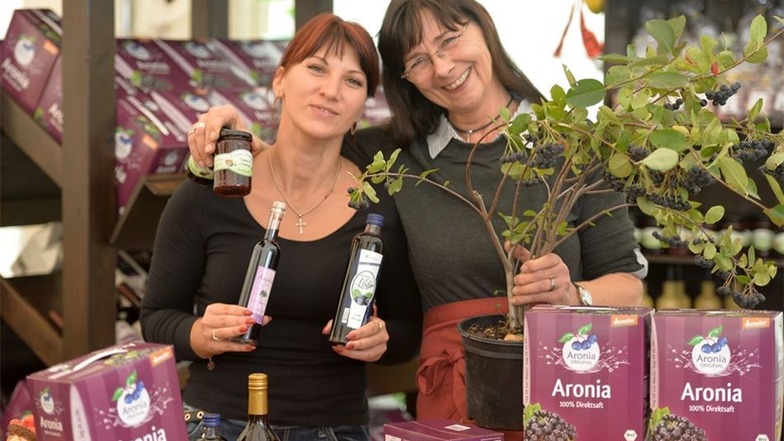 Nataliia Vasylenko (links) und Sabine Keiler zeigen, wie vielfältig die Aroniabeeren verwendet werden können. Es gibt Saft, Wein, Marmelade und sogar Bratwurst mit der Gesundheitsbeere. Im Aroniadorf von Bio-Obstbau Görnitz wird der ehemalige Skispringer 