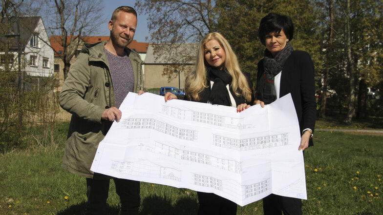 April 2019: Architekt Roman Krabbes sowie die Bauherinnen Simone Gerson und Gritt Schmidt (von links) zeigen die Baupläne für das neue Pflegeheim in Hartha an der Dresdener Straße. 