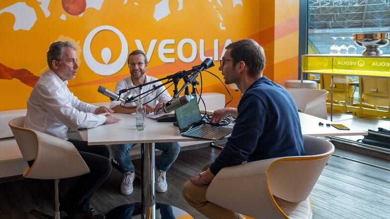 Dynamo Dresdens kaufmännischer Geschäftsführer Jürgen Wehlend (links) im Podcast-Gespräch mit den Reportern Tino Meyer (Mitte) und Fabian Deicke.