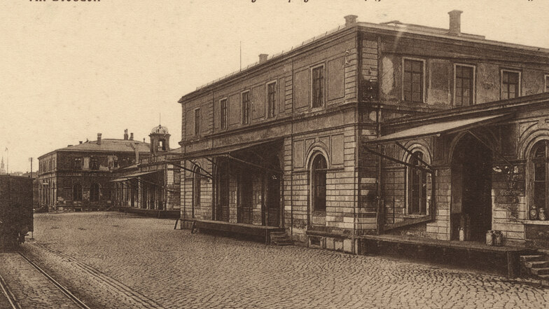 Ein Empfangsgebäude auf dem Gelände des ehemaligen Leipziger Bahnhof. Das Postkartenmotiv entstand zu Beginn des 20. Jahrhunderts.