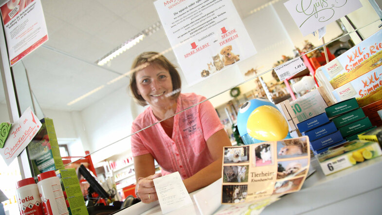 Zwahr-Mitarbeiterin Katrin Wunder zeigt einen Kassenzettel, auf dem die Mehrwertsteuerermäßigung dem Görlitzer Tierheim als Spende zugewiesen wird.
