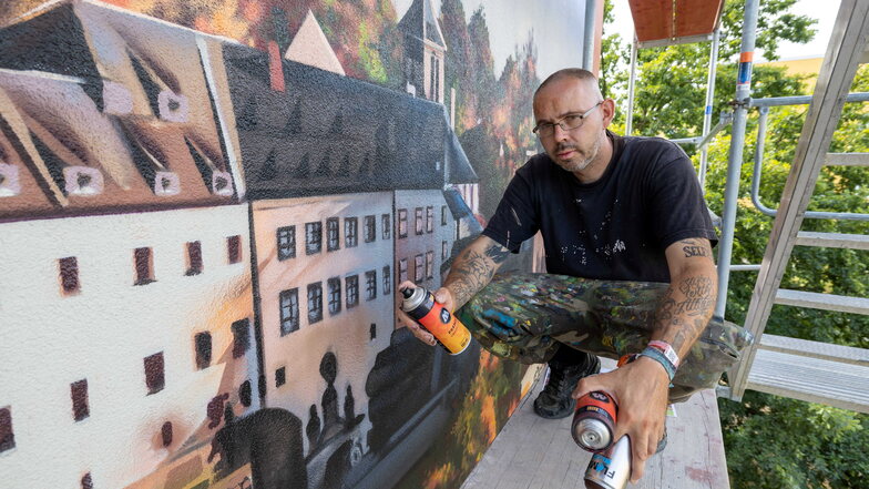Farb-Künstler Sebastian Girbig: Mit der Spraydose die Festung Königstein am Wohnhaus auf dem Sonnenstein verewigt.