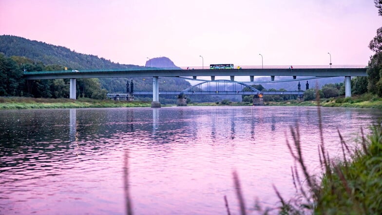 Kein Sanierungskandidat: Die Elbbrücke in Bad Schandau überspannt auf einer Länge von 268 Metern den Strom. Von 2001 bis 2003 wurde das Bauwerk umfangreich instandgesetzt.