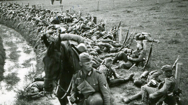 Ausgelaugt vom Rückzug: Marcel Weises Pionier-Kompanie bei einer Marschpause. Als die Sowjetarmee im August 1944 nach Rumänien vorstößt, rettet sich die Truppe ins Gebirge.