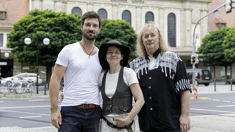 Marc Winkler, Birgit Beltle und Ralph Kunze (v.l.) stehen vor dem Görlitzer Bahnhof. Drinnen planen Winkler und Kunze ein neues Stück mit Schauspiel, Magie und Musik.