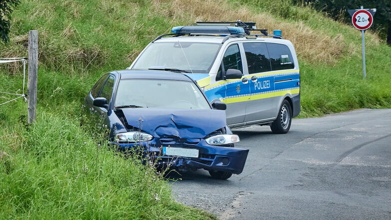 Der verunfallte Mitsubishi Colt, dessen Fahrerin (24) schwer verletzt wurde.