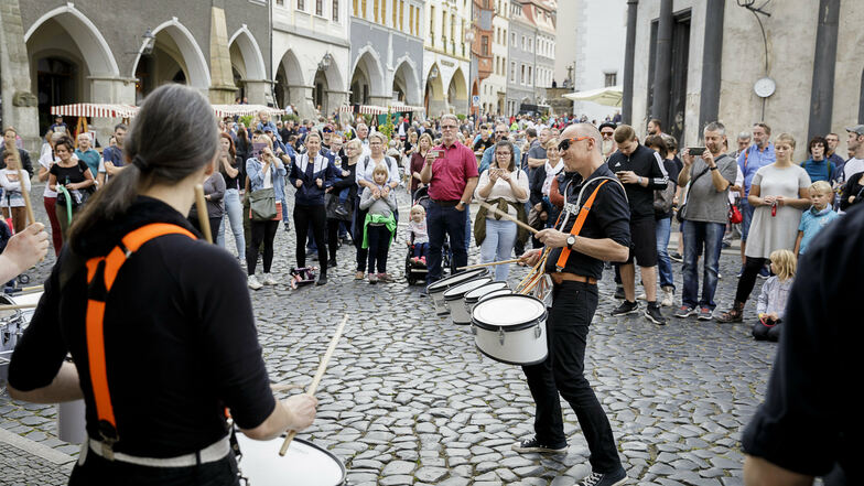 30 Jahre deutsche Einheit und 30 Jahre Städtepartnerschaft Görlitz-Wiesbaden wurden am 3. Oktober auf dem Görlitzer Untermarkt gefeiert, unter anderem mit der Band Play.