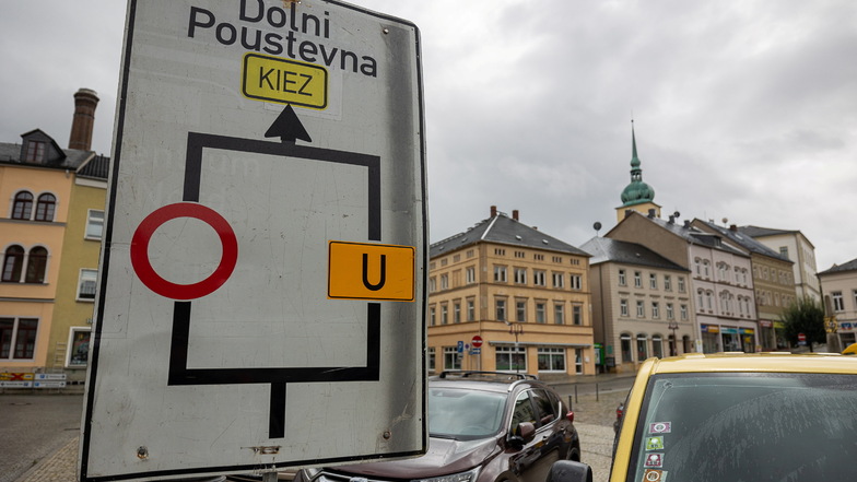 Schild am Sebnitzer Markt: Nach Tschechien geht's über die Umleitung.