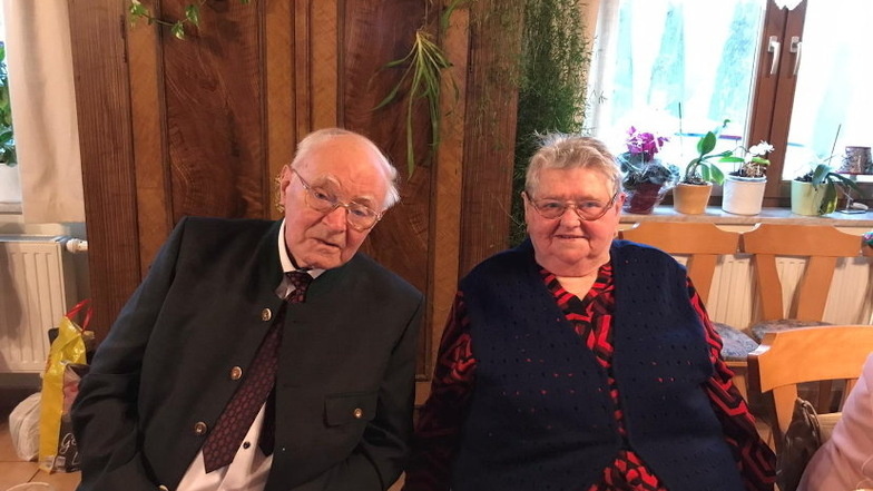 Gudrun und Erich Doll aus Obercunnersdorf sind seit 70 Jahren verheiratet. Dafür feiern sie jetzt Gnadenhochzeit zusammen mit der Familie.