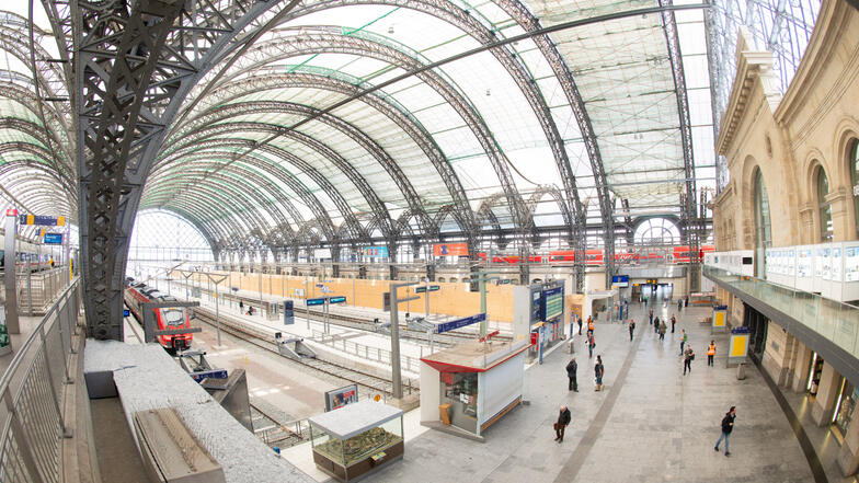 Im Hauptbahnhof wird jetzt an den letzten zwei Bahnsteigen der Mittelhalle gebaut, die noch nicht saniert sind.