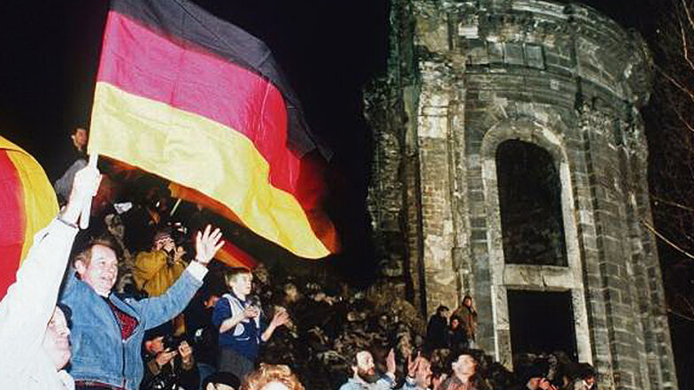 Im Dezember 1989 schwenkten Dresdner schwarz-rot-goldene Fahnen vor der Frauenkirche, als Kanzler Helmut Kohl sprach.