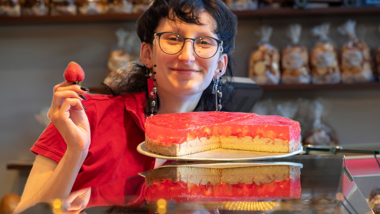 Hannah Kunath von der Bäckerei Kunath mit einer Erdbeertorte, hier in der Filiale in Ullersdorf.