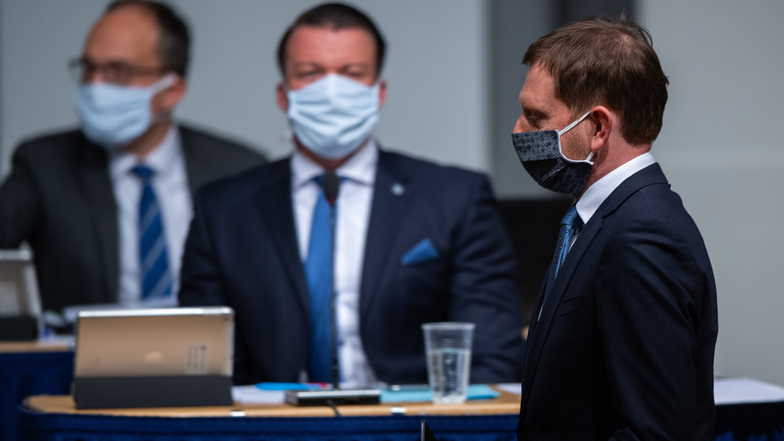 Sachsens Landtag tagte heute mit Mundschutz, so auch Ministerpräsident Michael Kretschmer (r.). Die Abgeordneten stimmten einstimmig zu, dass sich das Land neu verschulden darf, um die Auswirkungen der Corona-Pandemie auszugleichen.