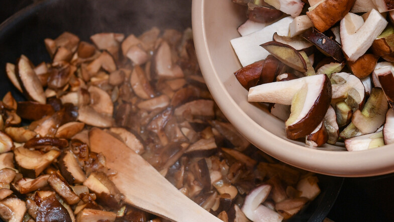 Die Pfanne sollte richtig heiß sein, bevor die Pilze in Rapsöl oder Butterschmalz angebraten werden.
